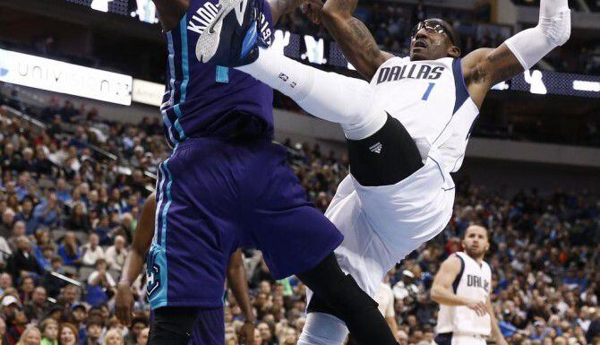 Amare Stoudemire (1) debutó el domingo con los MAvs. Anotó 14 puntos en 11 minutos. (AP/JIM...