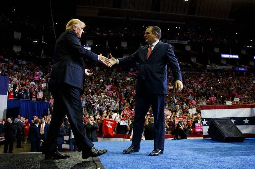 El presidente DOnald Trump es bienvenido a Houston por el senador Ted Cruz, el lunes.
