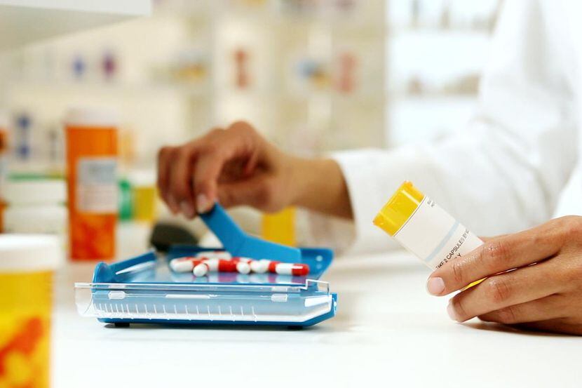 Un farmacista separa cápsulas recetadas en una farmacia.(GETTY IMAGES)
