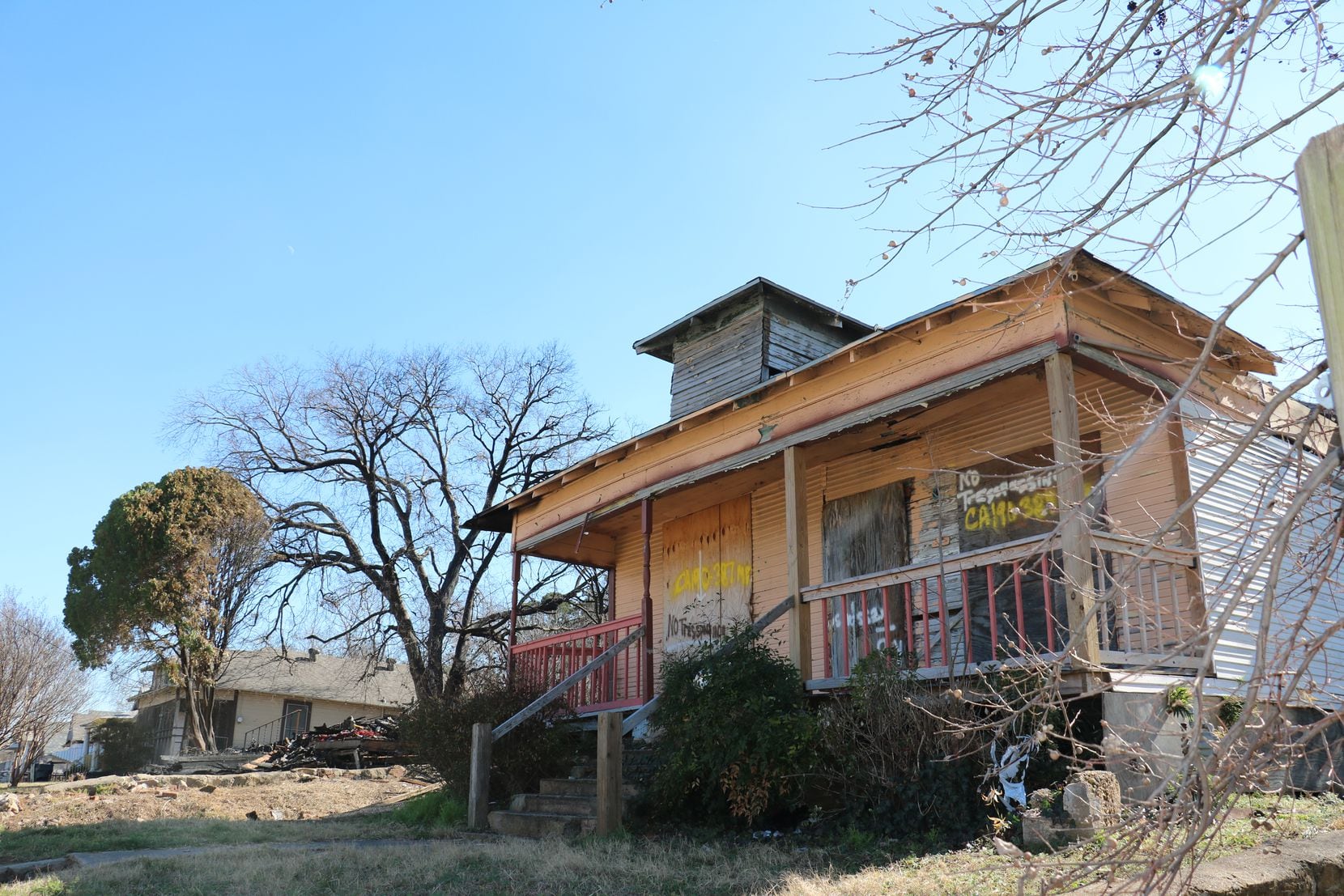 Decenas de casas han sido abandonadas en este barrio histórico de Dallas donde se asentaron...