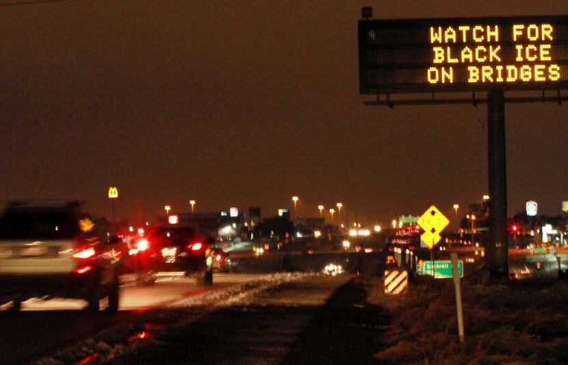 Un letrero alerta a los conductores de manejar con cautela por la posibilidad de “hielo...