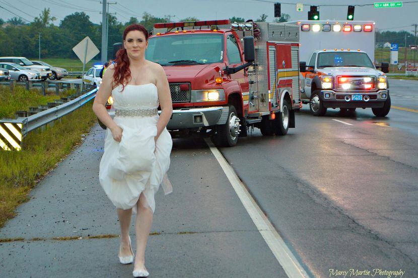 Sarah Ray, una paramédica en su traje de novia, fue a atender a su padre y abuelos...