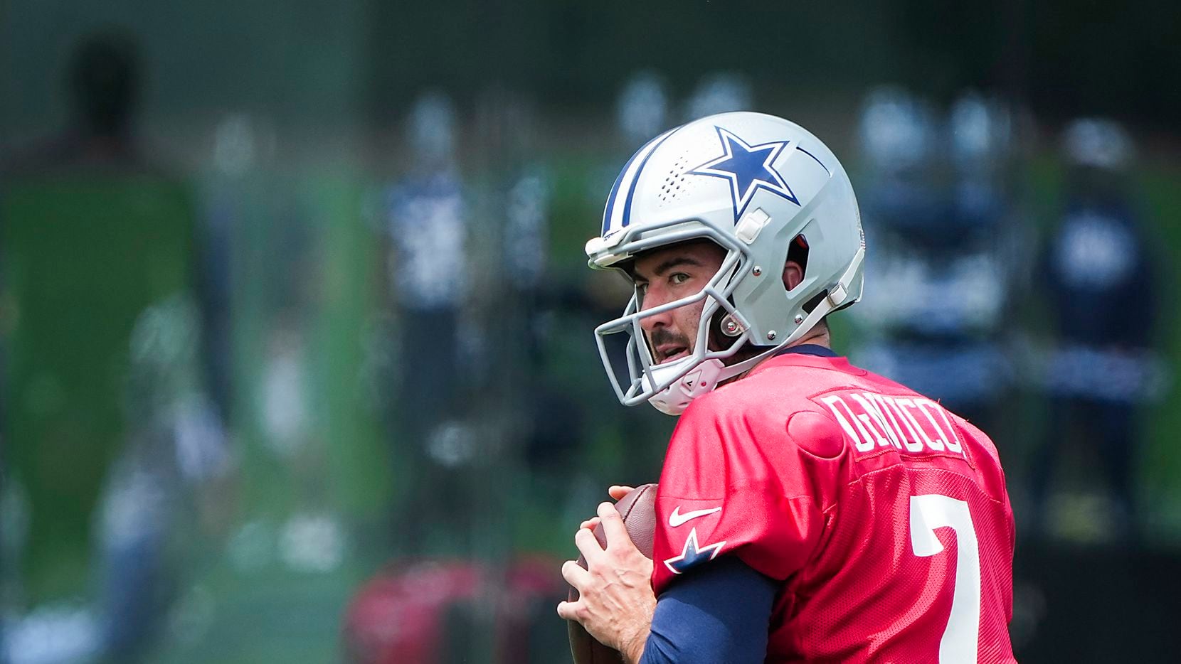 El mariscal de campo de los Cowboys de Dallas, Ben DiNucci, lanza un pase durante una práctica del equipo en The Star de Frisco, el 8 de junio de 2021.