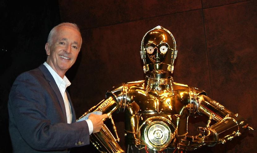 Anthony Daniels y el robot que interpreta en “Star Wars”, el famoso C-3PO (AP/BRUCE BARTON)