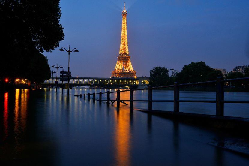 La Torre Eiffel en París, Francia. La apertura al turismo en Europa depende de cada país,...