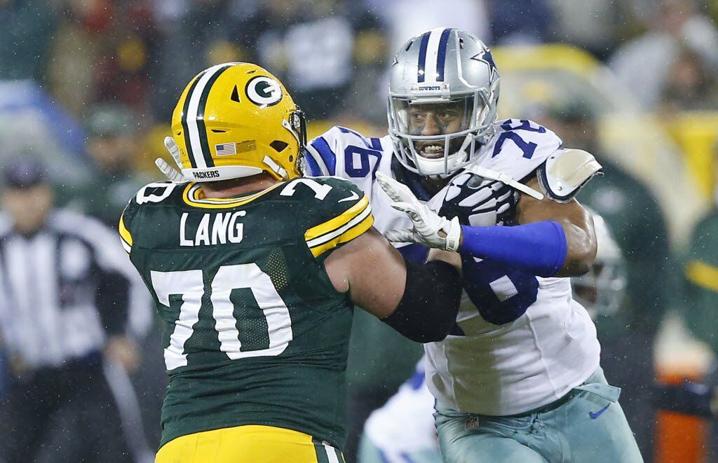 Dallas Cowboys defensive end Greg Hardy (76) tresito get around Green Bay Packers guard T.J....