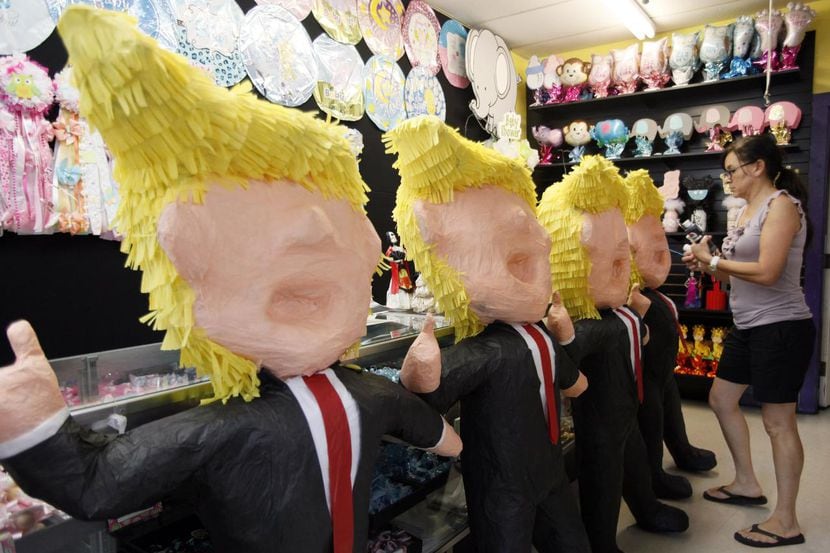 Elvie de la Fuente junto a las populares piñatas de Donald Trump al interior de ABC Party,...