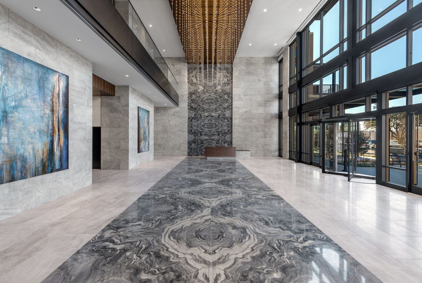 El vestíbulo del nuevo toer de Weir's Plaza en Knox Street tiene piedra pulida de América del Sur.