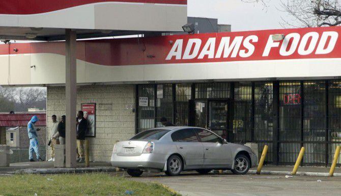 El dueño de la tienda Adams Food, en el cruce de St. Augustin Drove y Bruton Road, en...