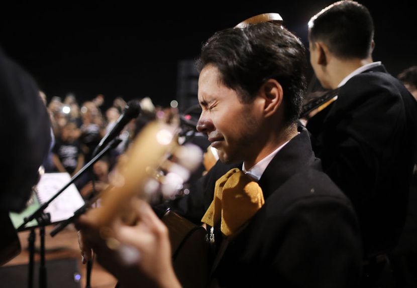 Sebastían González llora al interpretar la canción 'Amor Eterno' junto como el mariachi...