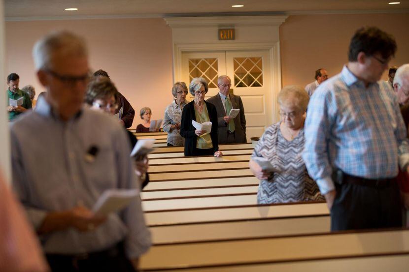 Un grupo de fieles en la iglesia bautista Wilshire, que rompió sus lazos con la Convención...
