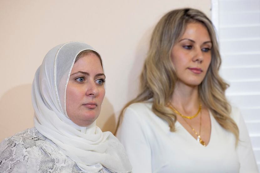 Fatima Altakrouri (izq.) y su hermana Muna Kowni escuchan a su abogado durante una rueda de...