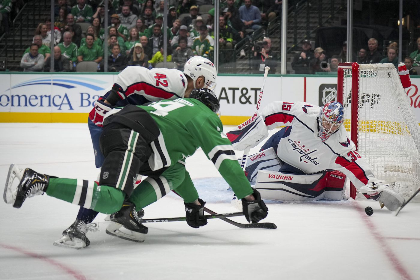 Washington Capitals goaltender Darcy Kuemper (35) covers up the puck against Dallas Stars...