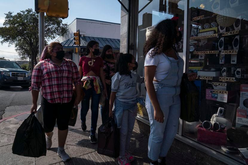 María Dolores Alemán, 35, y sus hijas Dulce, Alexa, Kendra y Lesly cruzaron la frontera el...