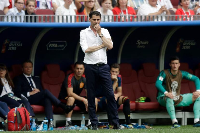 El técnico de España Fernando Hierro durante el partido contra Rusia en los octavos de final...