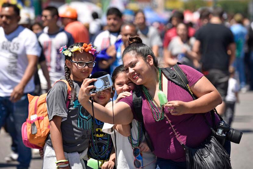 Sheila Méndez, de 30 años, se toma un selfi con su familia, durnate una celebración del...