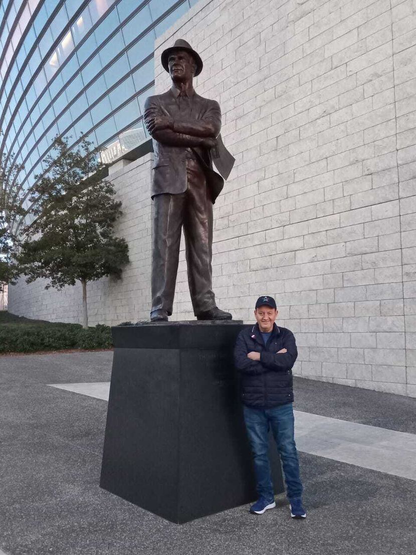 Marcos Chicurel cumplió su sueño de tomarse una fotografía junto a la estatua de Tom Landry...