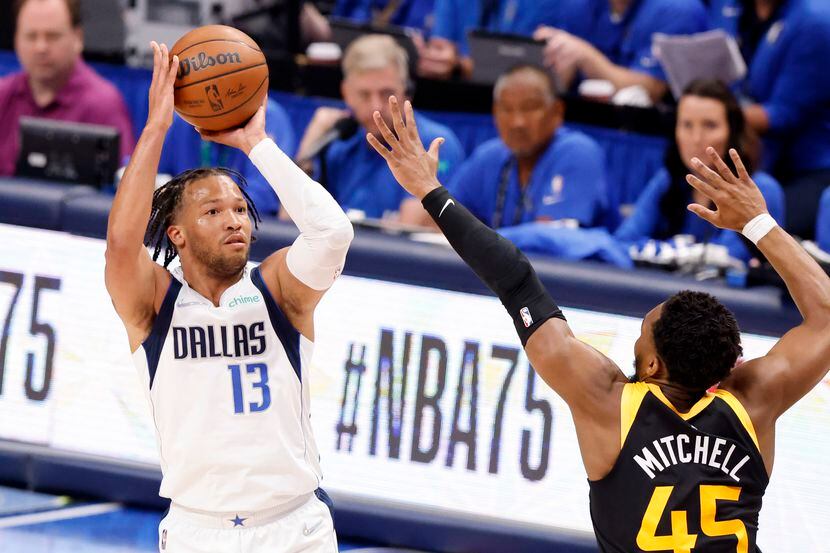 El guardia de lo Dallas Mavericks, Jalen Brunson (13), dispara un tiro de tres puntos en el...