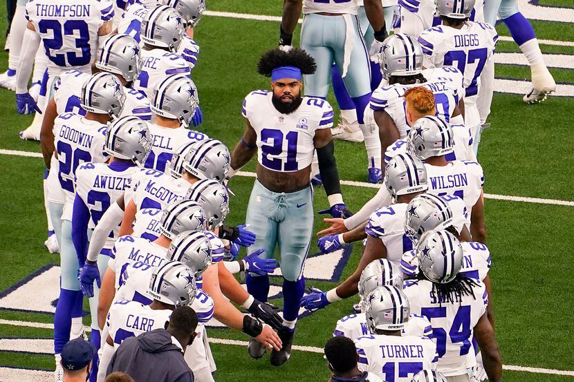 El corredor de los Cowboys de Dallas,Ezekiel Elliott, entra al campo de juego para enfrentar...