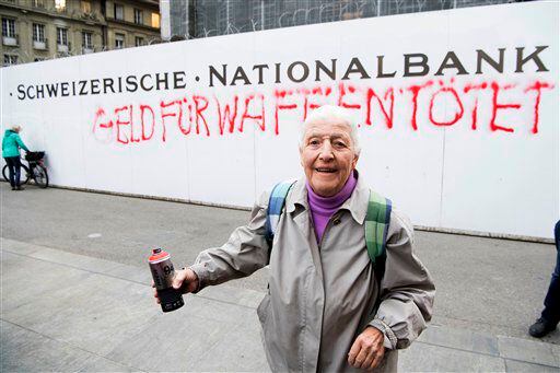 a activista de 86 años Louise Schneider posa para la prensa tras pintar con aerosol la frase...