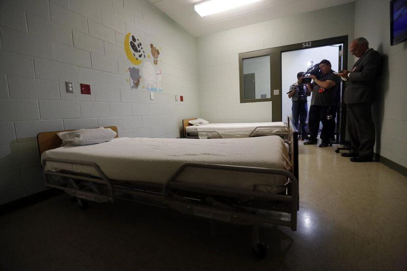 Una de las habitaciones del centro de detención Karnes County Residential Center en Texas.(AP)
