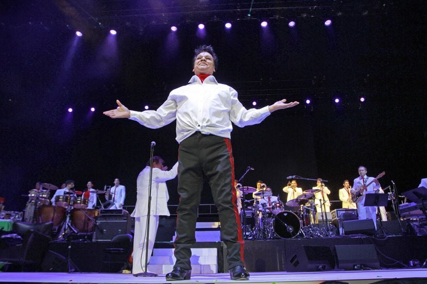 El cantutor mexicano Juan Gabriel en uno de sus últimos conciertos en Dallas, el 26 de...