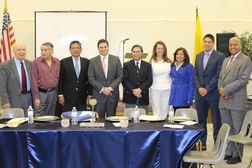 El embajador colombiano, Juan Carlos Pinzón Bueno (centro), con el representante estatal...