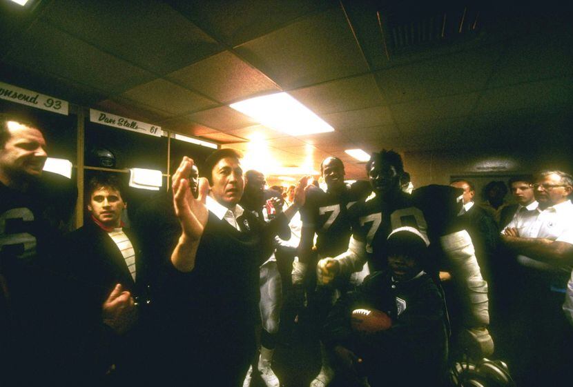 Tom Flores luego de ganar el Super Bowl con los Raiders de Los Ángeles en 1984. Foto Getty...