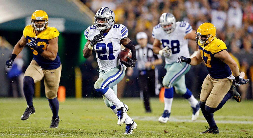 Dallas Cowboys running back Ezekiel Elliott (21) rushes during the second half of Dallas'...