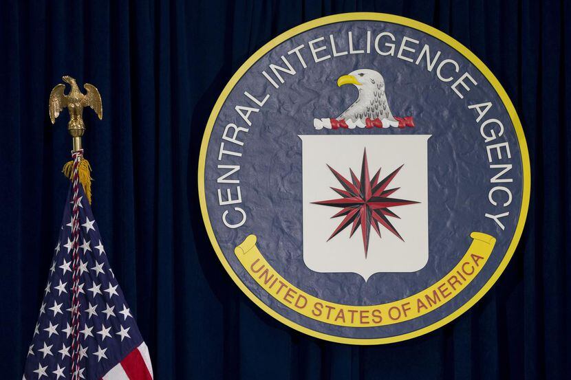 Un cartel con el sello oficial de la CIA en la sede de la agencia, en Langley, Virginia, en...