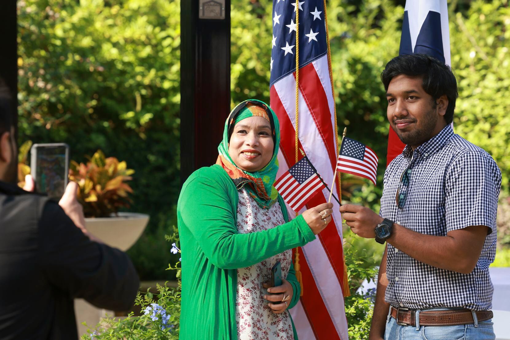 Tanjima Akhtar y su hijo, Seean Hossain, sostienen una bandera estadounidense en su...