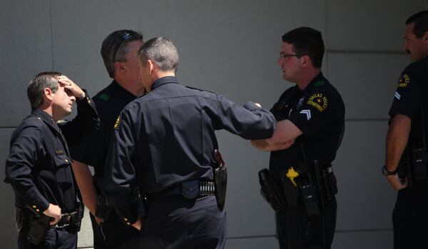 El jefe de policía David Pughes, izquierda, junto a otros oficiales en el hospital Baylor