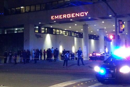 Policías y otros se concentran en la entrada del Centro Médico Baylor en Dallas, donde...