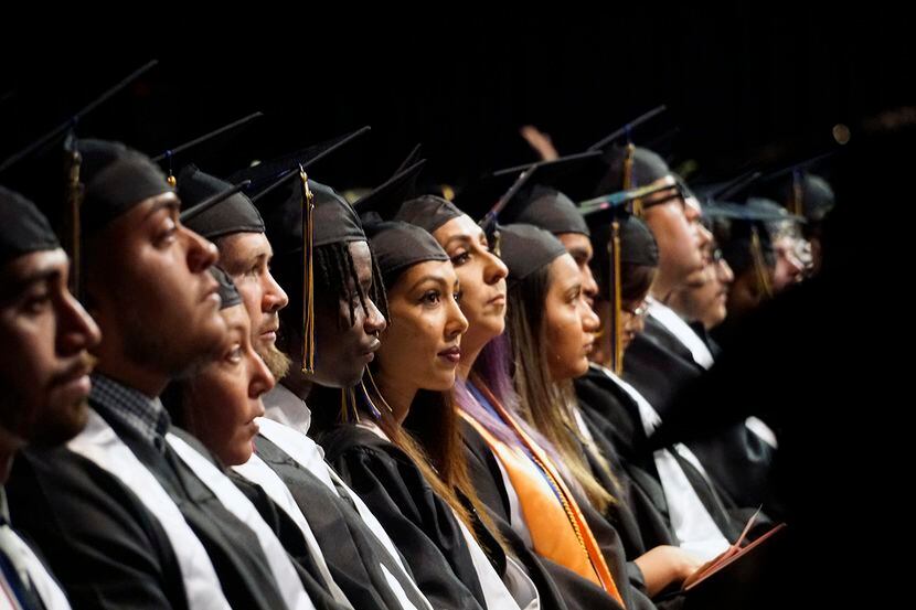 551 estudiantes de Mountain View College celebraron su graduación el jueves. El estudiantado...