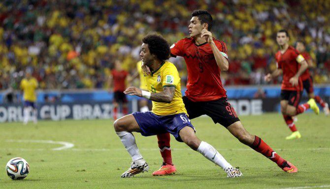 
				Raúl Jiménez (der.) y el Tri empataron 0-0 con Brasil en la fase de grupos del Mundial...