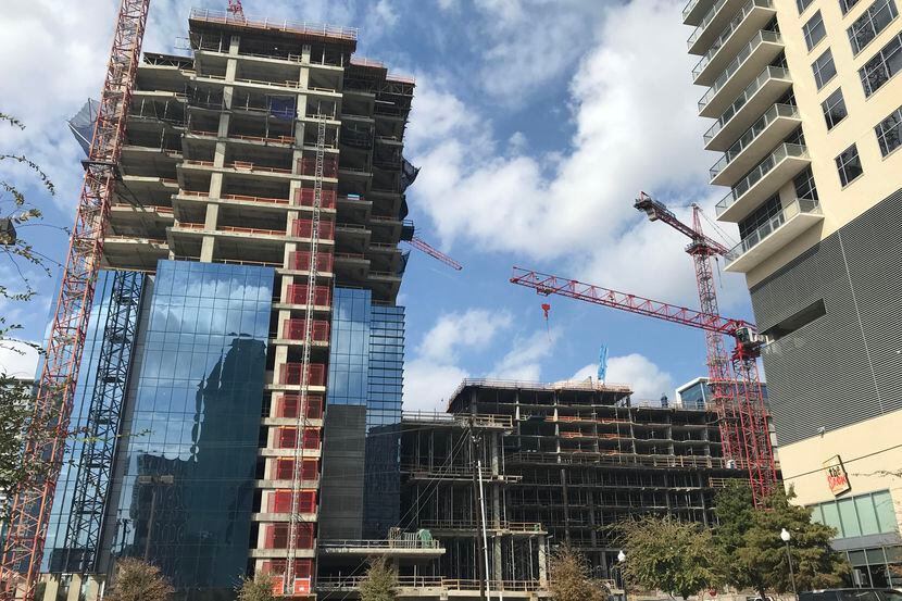 Construcción de dos edificios en el centro de Dallas.(AL DIA)
