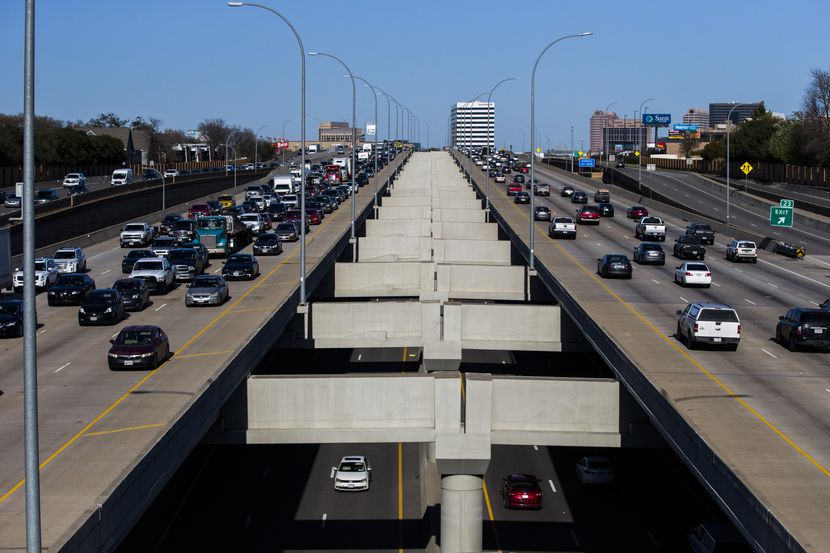 El tráfico en las carreteras de Texas no estará muy denso este año, ya que mucha gente se...