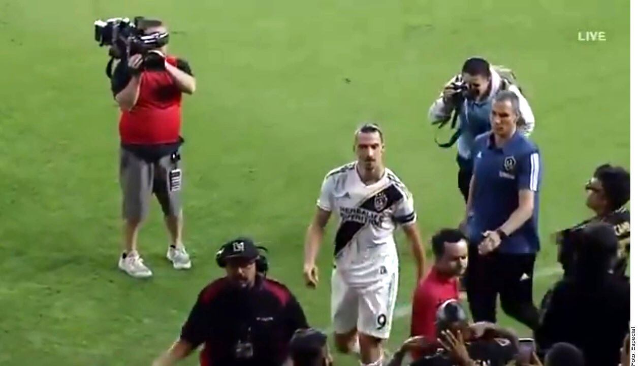 En un video que circula en redes sociales se ve al actor mexicano Jaime Camil (der. lentes) mostrándole el escudo al sueco Zlatan Ibrahimovic (centro), quien siguió su camino.