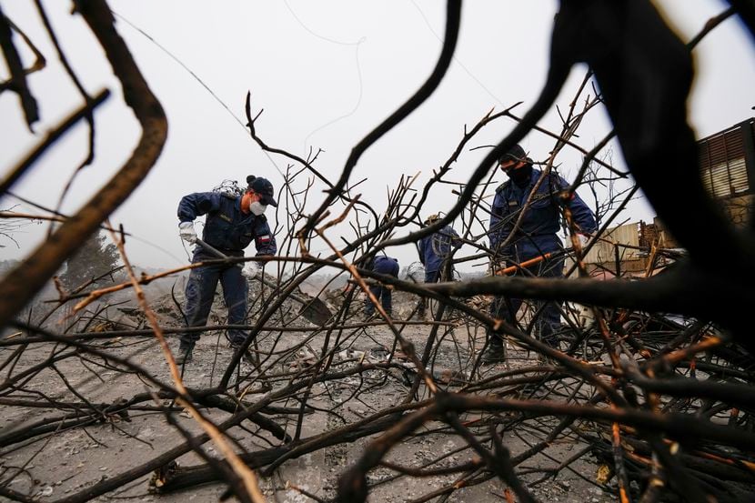 Miembros de la Armada de Chile limpian áreas quemadas del barrio Villa Independencia que fue...