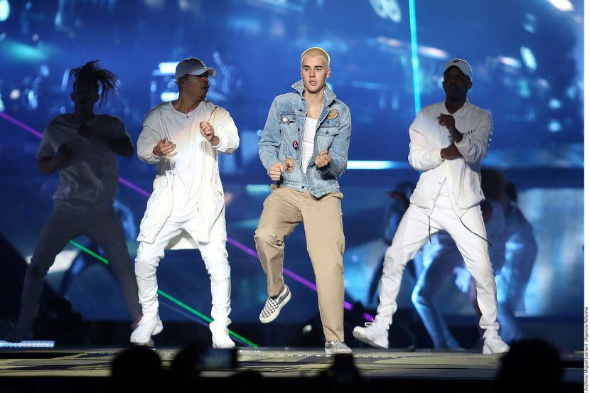 Justin Bieber (centro) se disculpó en Instagram con sus fans por cancelar su gira mundial./...
