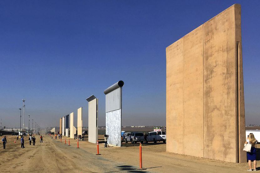 Los prototipospara un muro en la frontera entre México y Estados Unidos, ordenados por el...