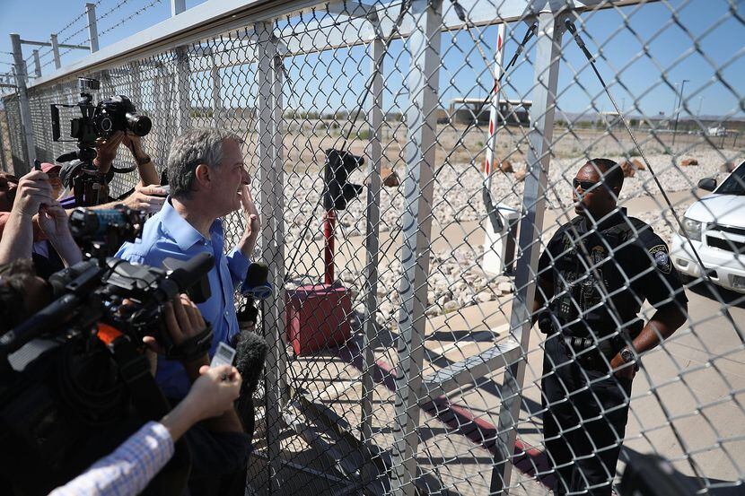 El alcalde de Nueva York Bil de Blasio visitó el centro de detención temporal en Tornillo,...