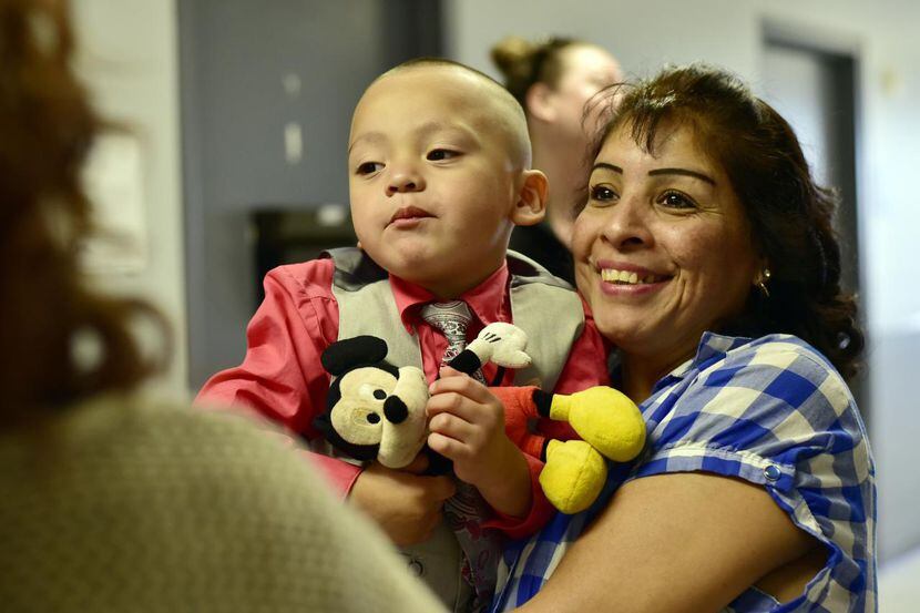Sara Arévalo junto a su hijo adoptivo Fernando, luego de finalizar el proceso de adopción. ...