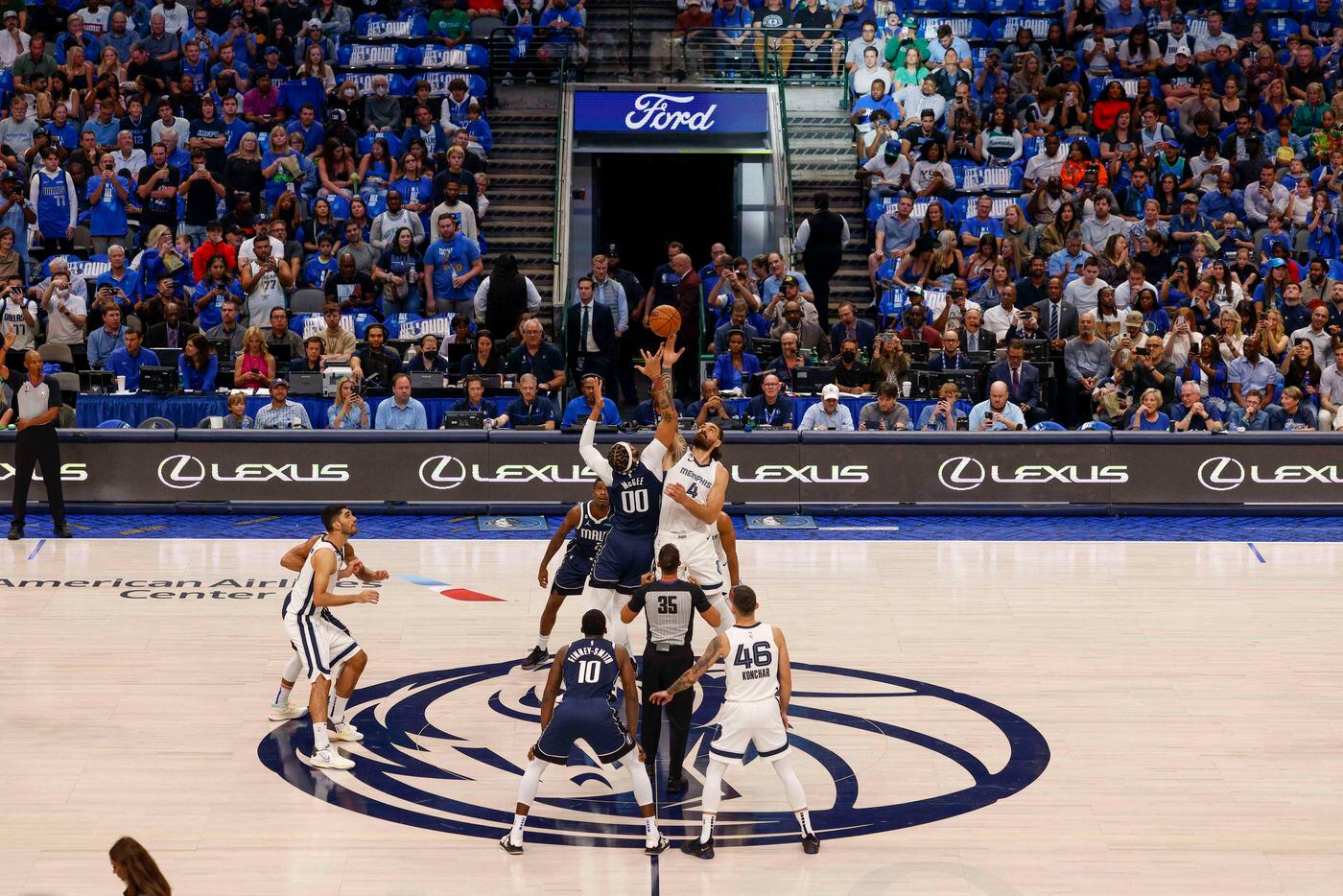 Memphis Grizzlies center Steven Adams (4) wins the opening tip-off against Dallas Mavericks...