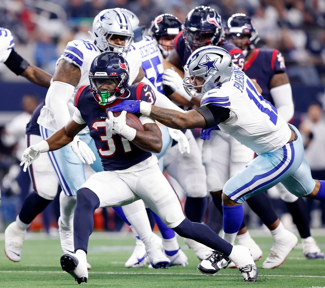 Dallas Cowboys linebacker Micah Parsons (11) attempts to get a hand on Houston Texans...