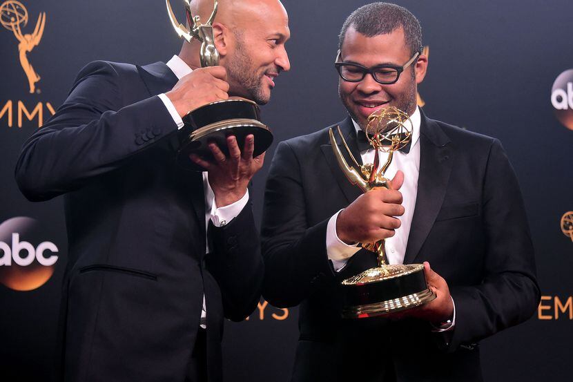 Keegan-Michael Key (izq.) y Jordan Peele posan con sus Emmy por la serie ‘Key & Peele’...
