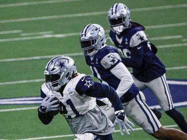 Dallas Cowboys running back Ezekiel Elliott (21) runs the ball during the Dallas Cowboys...