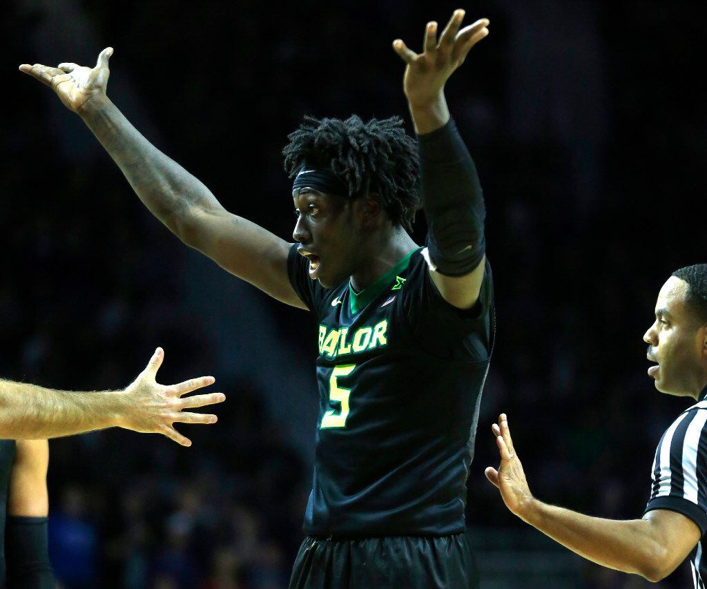 Baylor forward Johnathan Motley (5) objects to his fifth foul during the second half of an...