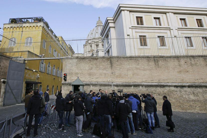 Los periodistas italianos Gianluigi Nuzzi y Emiliano Fittipaldi hablan con reporteros ante...