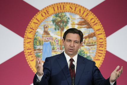El gobernador de Florida, Ron DeSantis, durante una conferencia de prensa para firmar varias...